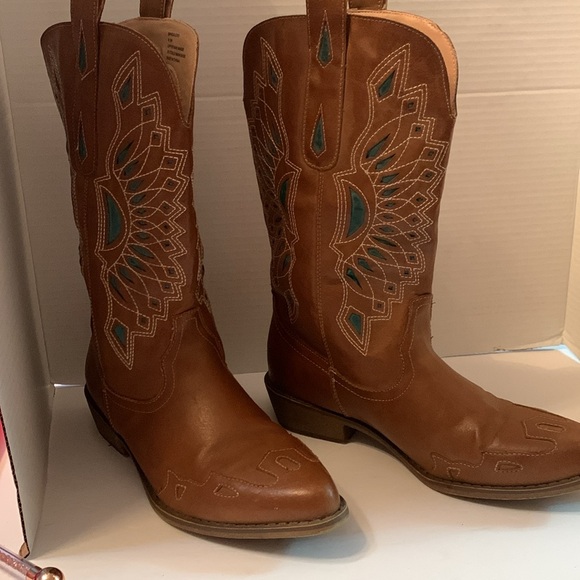 Coconuts by Matisse Cimmaron size 8.5M brown Bandalero embroidered cut outs. - Picture 2 of 7